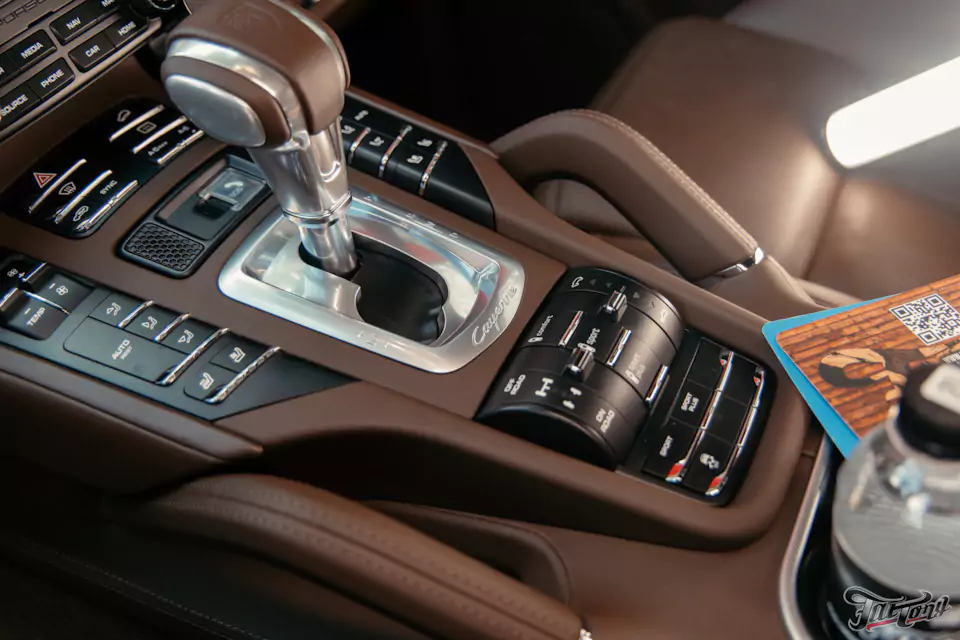 Частичный пошив салона Porsche Cayenne в кожу, полировка и керамика кузова
